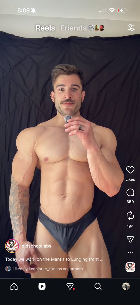CLASSlQUE's tweet photo. his body is like so crazy https://t.co/6Kn4RZunmu