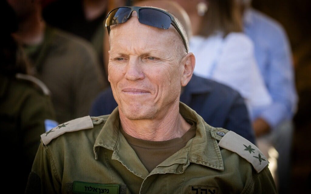 IsraelGaley's tweet photo. אחיו של עמרי מירן מגיב לניצן אלון: "החצוף הזה ניסה לחבל ולעצור את המבצע שבסופו של דבר הביא לשחרור החטופים"

בועז מירן, אחיו של עמרי מירן וחבר פורום תקווה, לשרון גל: "בזמן אמת אלון מתדרך את המשפחות שצה"ל לא יודע איפה החטופים, מרים אצלם את רמת החרדה והתבהלה לרמות מקסימום כדי שהם ישתוללו ויפעילו לחץ על הממשלה: 'איך אתם נכנסים? אתם תהרגו לנו את הילדים'. וזה מה שקרה. 

זה לא מנע לבסוף את הכניסה של צה"ל, וההוכחה הכי גדולה שהפריכה את כל מה שהוא אמר ואת כל התבהלה שלו, היא שצה"ל נכנס עם D9, עם טנקים, עמד על המנהרות - ויש לי עדות גם מאחי שהיה בתוך המנהרה, של D9 וטנקים מעליהם קודחים ומכניסים מצלמה לתוך המנהרה לזהות אותם כשהמחבלים רואים זאת ולא נוגעים בהם כי הם 'תעודת הביטוח' שלהם. אם נתניהו לא היה מצליח לכופף אותם ולפעול באגרסיביות בעזה, אחי ויתר החטופים לא היו משתחררים. אז כן, אפשר להגיד שהוא ניסה לחבל ולעצור את המבצע שבסופו של דבר הביא לשחרור החטופים"
@sharongal

צילום: אורן בן חקון, פלאש 90