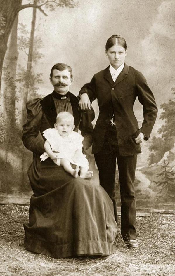 HistoryFoto's tweet photo. И в 19 веке любили пошутить с переодеванием. Супружеская пара поменялась одеждой. Предп. Великобритания. https://t.co/7H4H7cgqJd