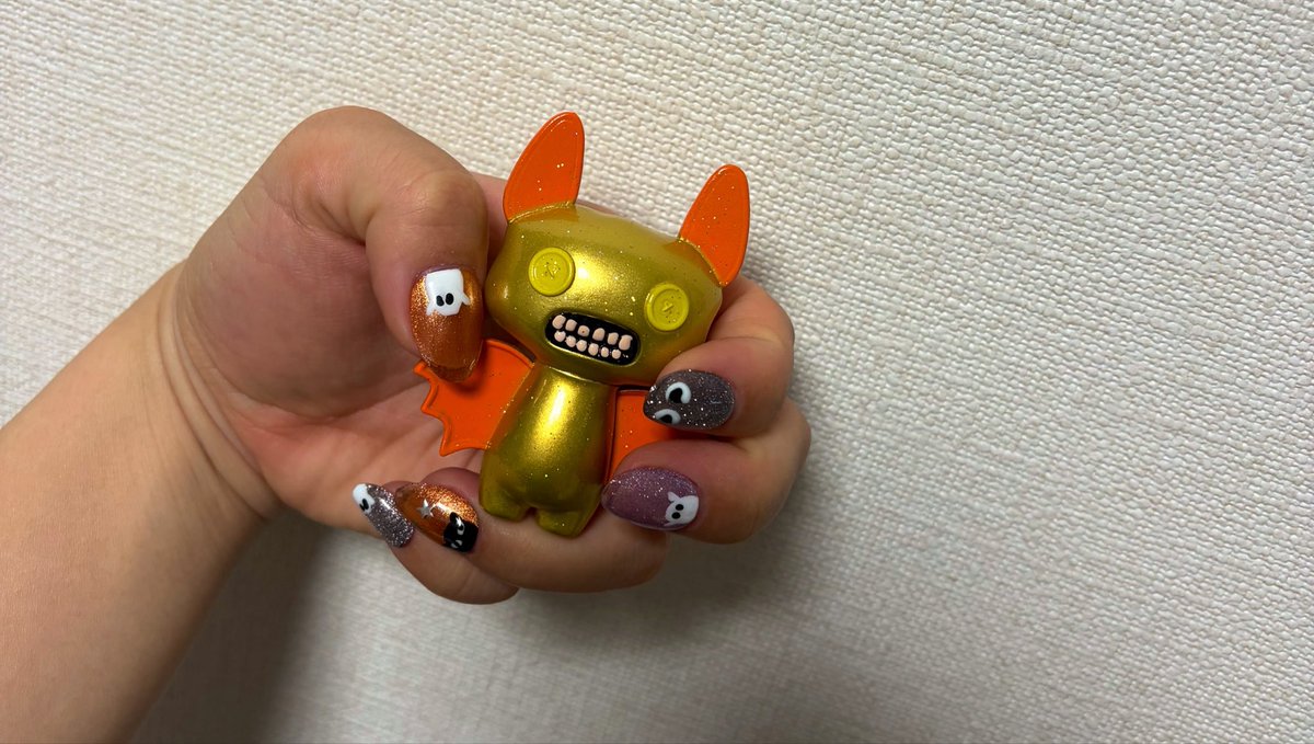 natarry510's tweet photo. 女児ウケ意識ハロウィンネイル🎃
爪を見せたくて手首の角度がおかしい https://t.co/T8MfiyFtmH