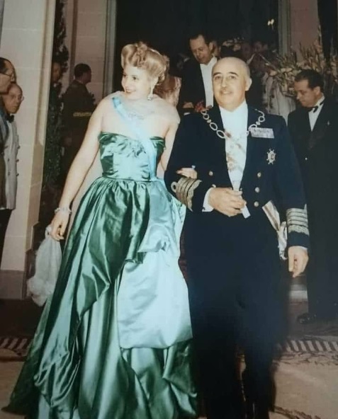Ojo_Kritico's tweet photo. Eva Perón vestida de Cristian Dior con el dictador Franco
Juan Domingo Perón con el dictador Pinochet
Pero acá la gilada te vende que Macri es de derecha golpista https://t.co/SKyeUwEEAk