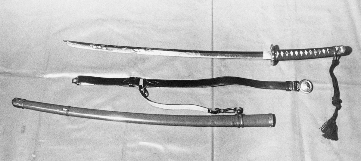 suishaken's tweet photo. Mishima's gimei Seki Magoroku used for his seppuku. 
The original owner, Nakamura Taizaburo, is said to have bought it for 40k yen at a sword shop in Kobe and sold it to Hiroshi Funasaka for 50k yen. Mishima believed the sword was a genuine Seki Magoroku until the day he died. https://t.co/JSmPDMMfc6
