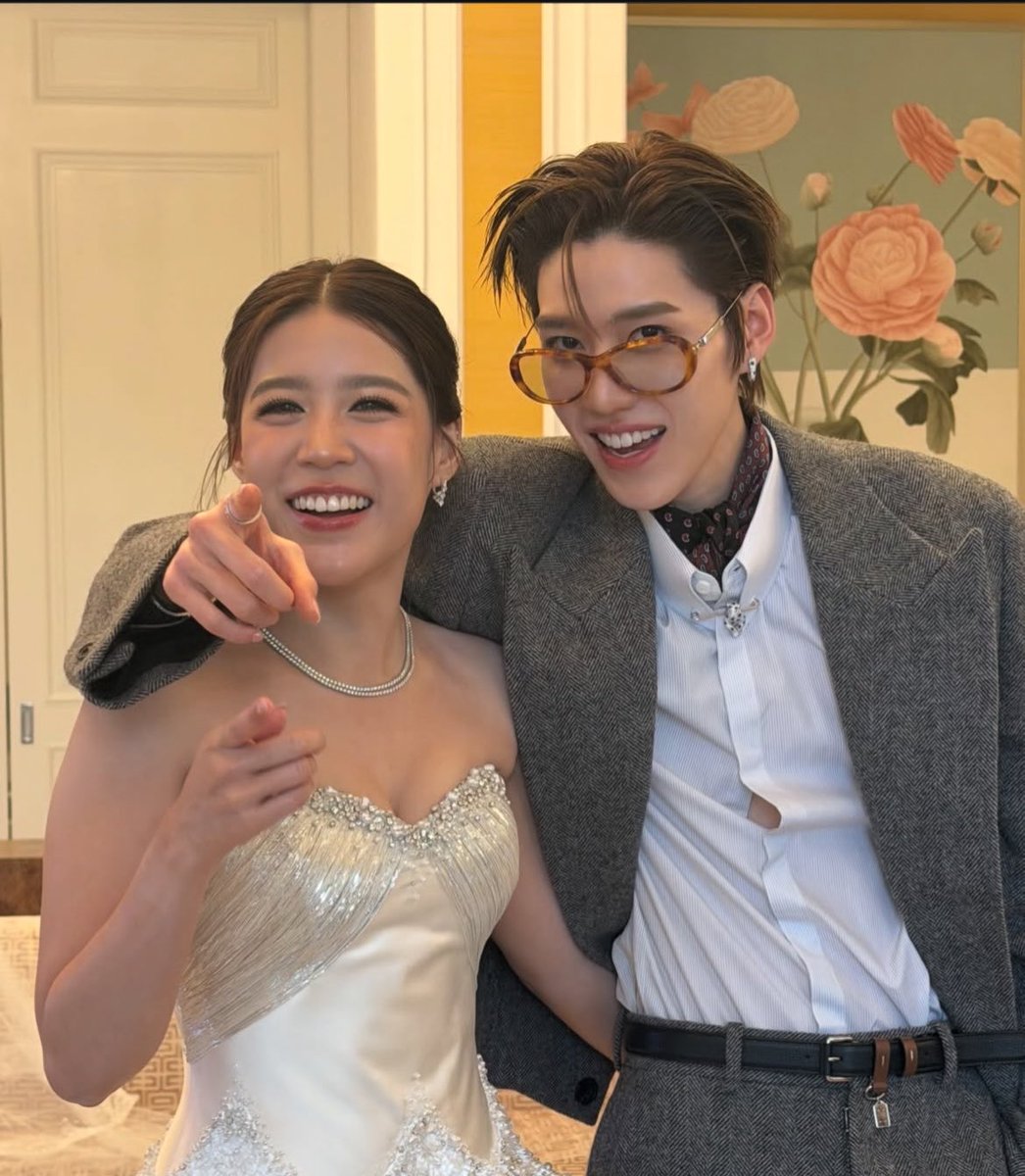 pppan_n's tweet photo. “โดยในงานนี้เจ้าสาวเลือกสวมใส่ในรูปแบบสายสร้อยซ้อนกันสองชั้น ขณะที่จี้เสือแพนเธอร์ถูกนำมาประดับบนคอลลาร์บาร์บริเวณปกเสื้อเชิ้ตของพีพีเปรียบเสมือนสองสิ่งที่แม้แยกออกจากกันแต่ยังคงเชื่อมโยงกันเสมอ ราวกับสายใยของพี่น้องที่ไม่มีวัน”

ลึกซึ้งมากกก ตอนแรกยังแอบคิดว่าทำไมตอนแรกเหมือนสร้อยพี่เพชรมีเสือ แต่พออยู่ในงานแล้วไม่มีเสือ เพราะไปอยู่กับน้องพีพีนี่เอง ㅠㅠ