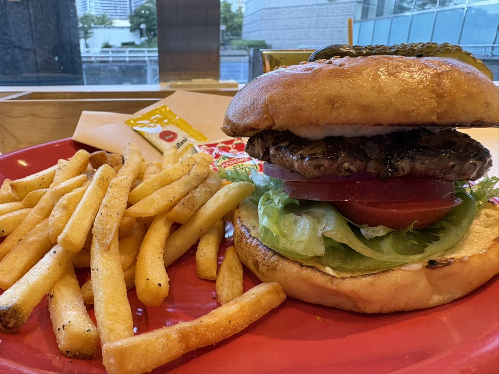 daiz02m's tweet photo. 遅めのランチ…🍔 https://t.co/nOvXSpw0kw