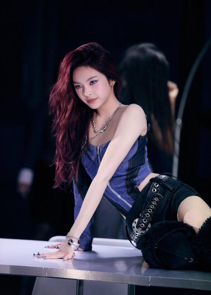4everbabymon's tweet photo. CHIQUITA IS undeniably one of the most charismatic 5th gen idol we’ve even seen 🫠🫠🫠🫠 https://t.co/KPiw7Jq4HN