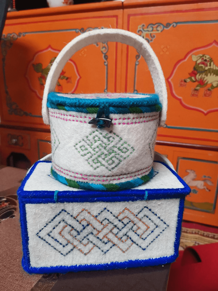 imyourfaf's tweet photo. [Felt inlaid with exquisite patterns, every detail shows its unique charm and warmth.]， https://t.co/4y2ba8lDbk
