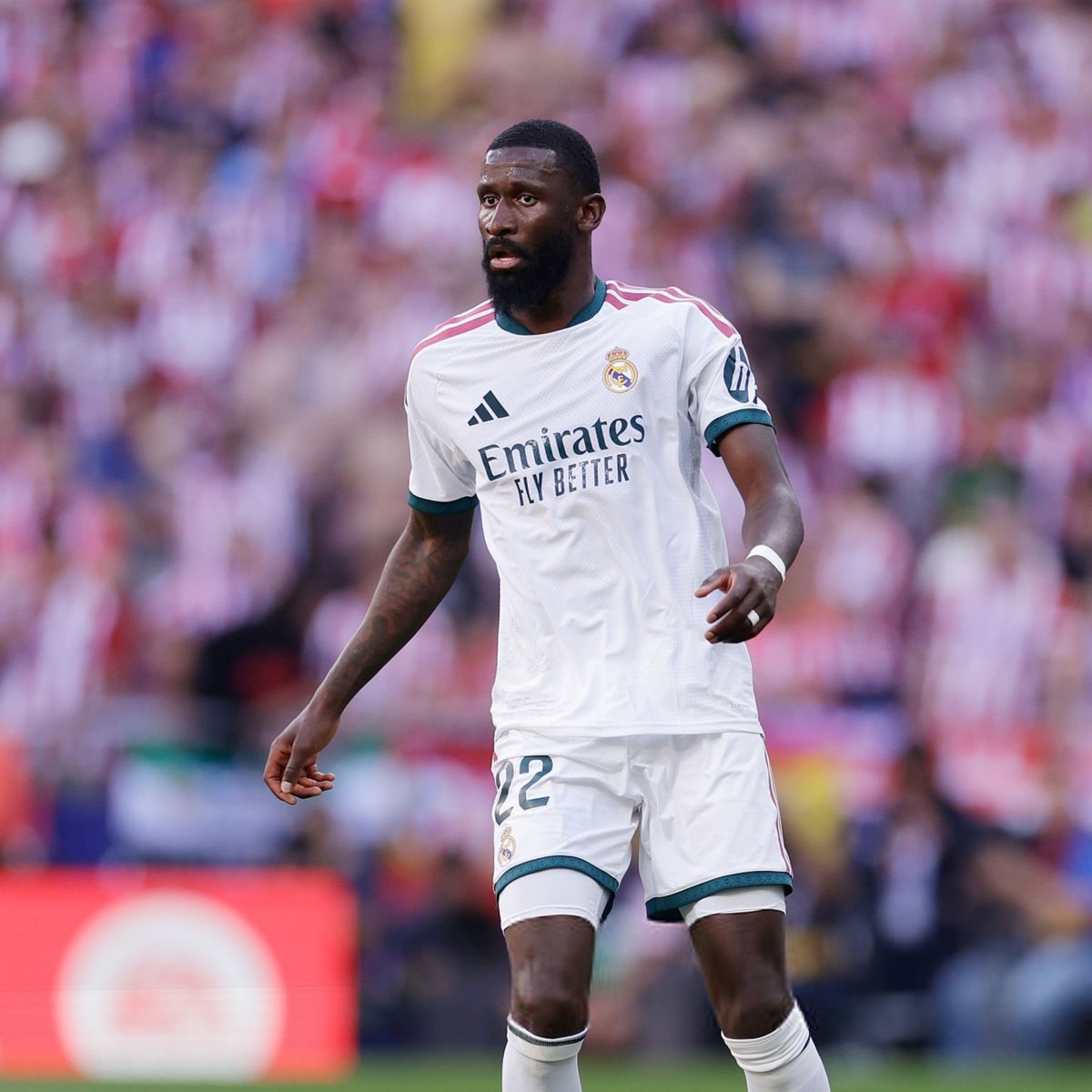 _BeFootball's tweet photo. 🚨 JOSÉ MOURINHO 🇵🇹 EST SANS DÉFENSEURS CONTRE VILLARREAL !! 😳

👉 Rüdiger est le seul central disponible (Huijsen, Asencio, Konaté OUT).

👉 Tchouaméni est l'option numéro 1 pour le dépanner.

👉 Les jeunes de La Fábrica appelés en renfort.

(@marca) https://t.co/0tUkCZ3Qd0