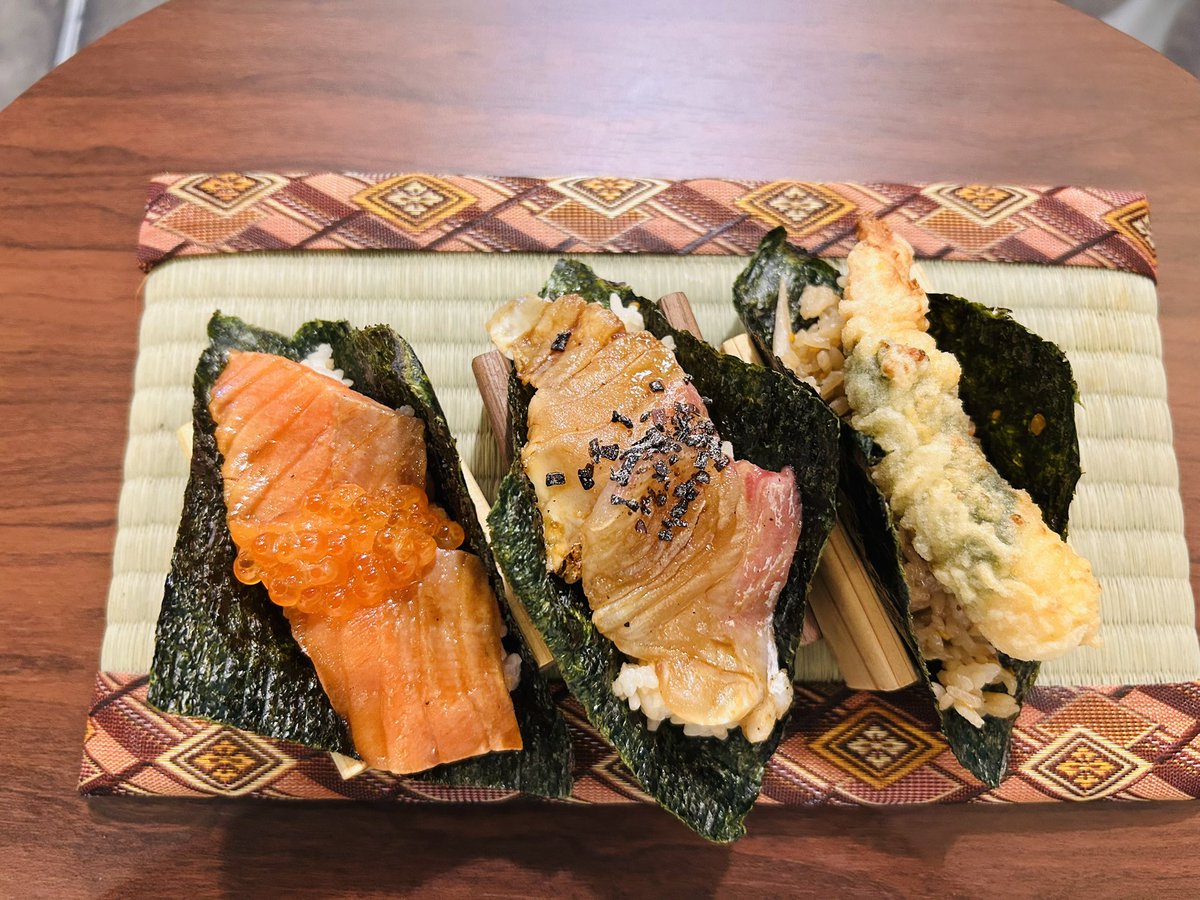 taaw1c's tweet photo. そして巻き寿司なう😋

 #巻き寿司 https://t.co/HvNQoM5fMp