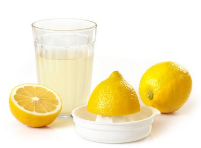 Sainte_Hermine5's tweet photo. Vous continuez à boire du jus de citron à 6h du matin en pensant que ça "nettoie votre foie" ?

Votre foie n'a absolument pas besoin de citron pour se détoxifier.

Par contre, voici 5 vrais raisons scientifiques de l’intégrer à votre quotidien (sans tomber dans le ridicule).🧵 https://t.co/StN8akX0K3