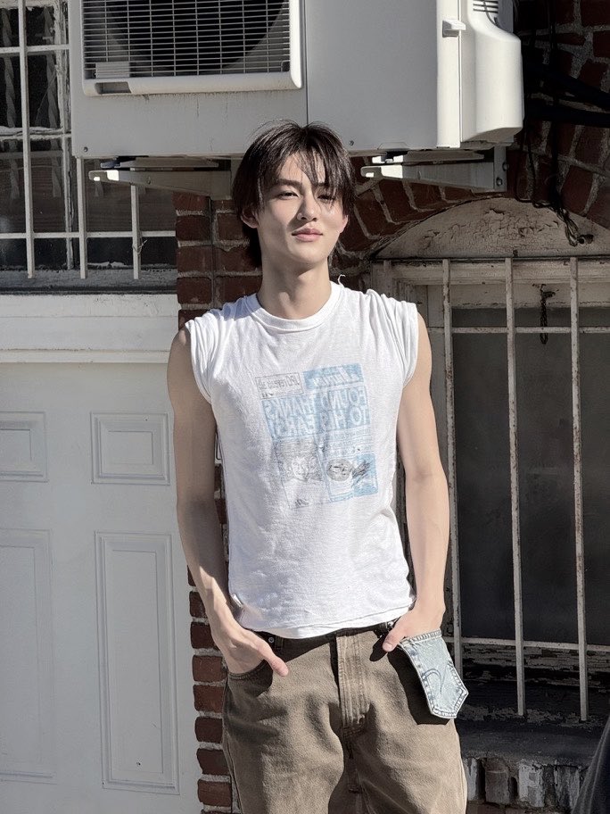 seonghyrn's tweet photo. Hello weekend, besok senin. https://t.co/c49w8qcdDo