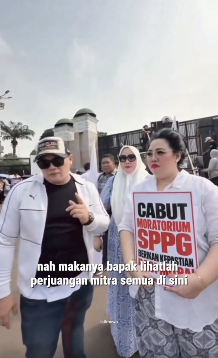 MiskinTV_'s tweet photo. Ini bukannya mas2 yang dulu suka joget2 'MBG' itu kan?

Selama ini ternyata yang dia bela bukan MBG, tapi kepentingannya sendiri yaitu insentif Rp6jt/hari per dapur. https://t.co/gaFDumwAyh