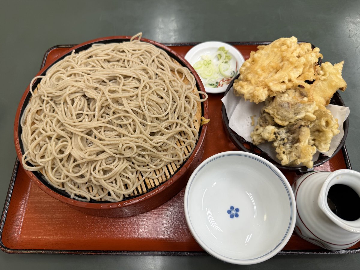 c_geru's tweet photo. 日曜日の遅めのお昼は、水道橋の桂庵でキノコ4種の天せいろ。椎茸、舞茸、エリンギにえのき茸。えのき茸の天ぷらはもうちょっとバラして揚げてくれると食べやすいのにと、どこの店でも思う。美味しくいただきました。 https://t.co/96ODGxhk4B