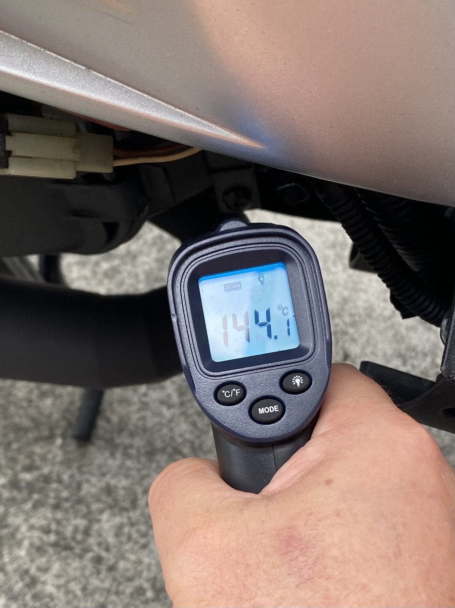 ADHD_MHSW's tweet photo. 塗料メーカーの指示では120℃から140℃で3、40分熱を加えろとある。これまでエキパイ部分の塗料が捲れてしまったのは、いきなり全開走行したからだろうwアイドリング時に144℃あるからな。真ん中より後ろは温度不足。30分経過したので、ちょっくら買い物してくるw https://t.co/X0A80wdoSI