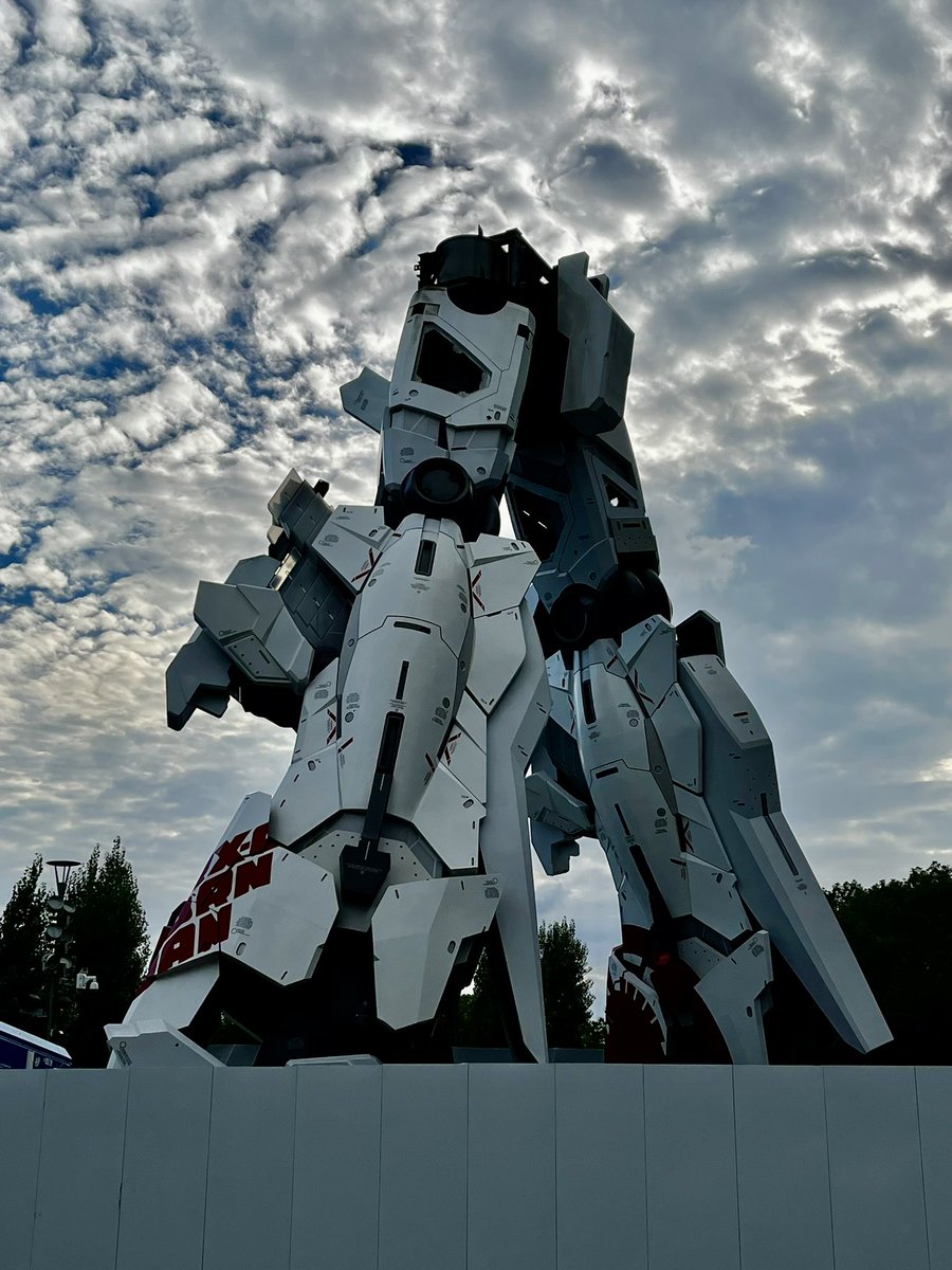 chankotomozo's tweet photo. お台場到着🫡

噂に聞いてたa-nationはホントにすぐ隣なのね〜
音漏れどころの話じゃないわ！

リストバンドつけてる方々たくさんいらっしゃるわ〜

こちらはこちらで楽しみます♪😊
あと1時間で開演✨

ガンダム解体中…

#ChageLiveTour2026
#OneLove
#Chage https://t.co/LZ4YQmIHjx