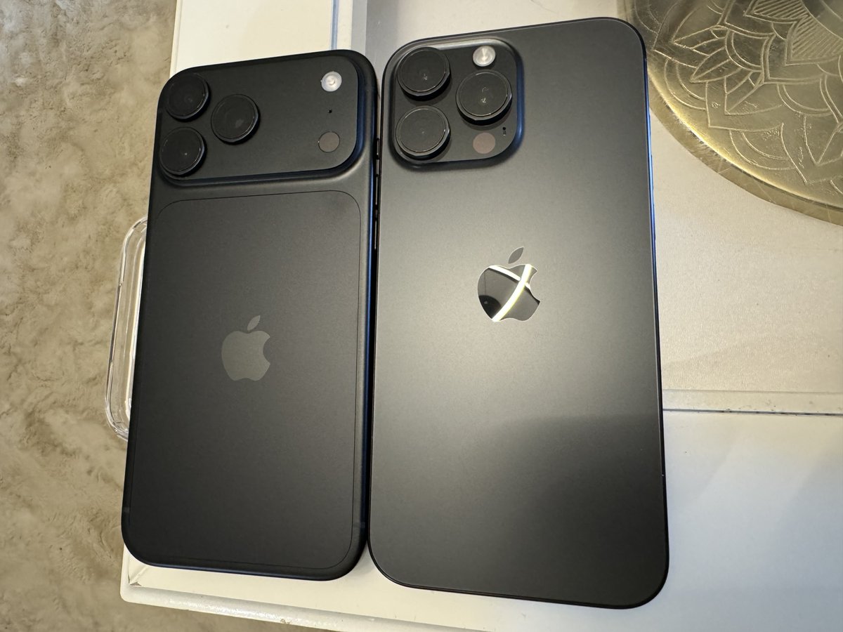 iM4CH3T3's tweet photo. I mean in black both designs looking peak 🤌🖤
#iPhone18PM
#iPhone16PM https://t.co/qBKTLULNzz