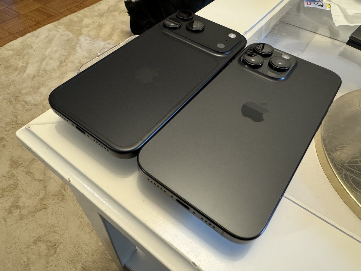 iM4CH3T3's tweet photo. I mean in black both designs looking peak 🤌🖤
#iPhone18PM
#iPhone16PM https://t.co/qBKTLULNzz