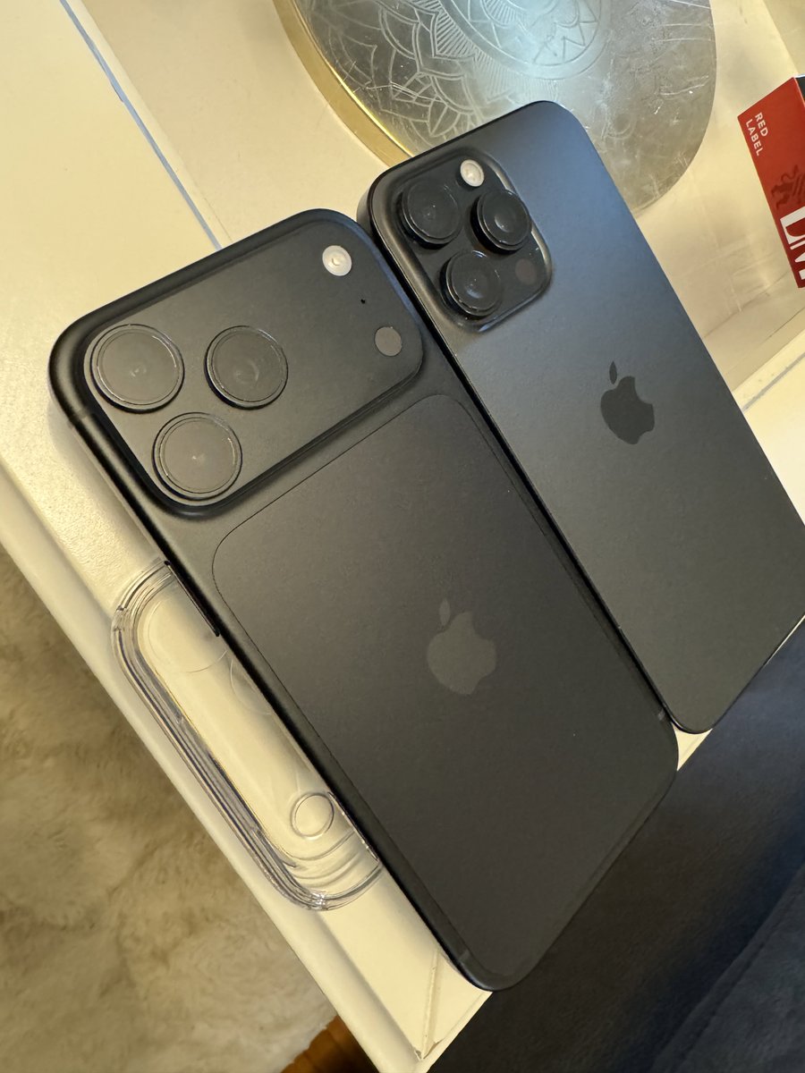 iM4CH3T3's tweet photo. I mean in black both designs looking peak 🤌🖤
#iPhone18PM
#iPhone16PM https://t.co/qBKTLULNzz
