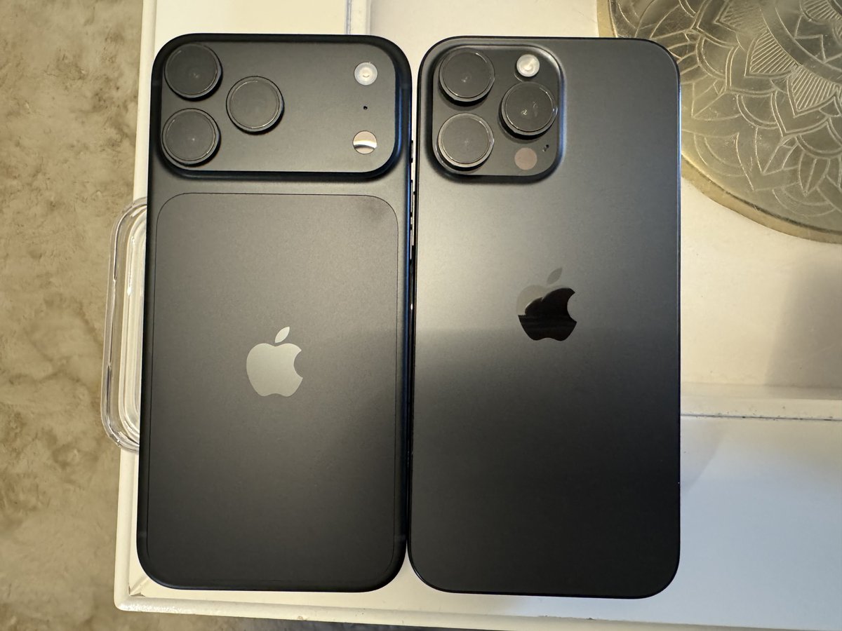 iM4CH3T3's tweet photo. I mean in black both designs looking peak 🤌🖤
#iPhone18PM
#iPhone16PM https://t.co/qBKTLULNzz