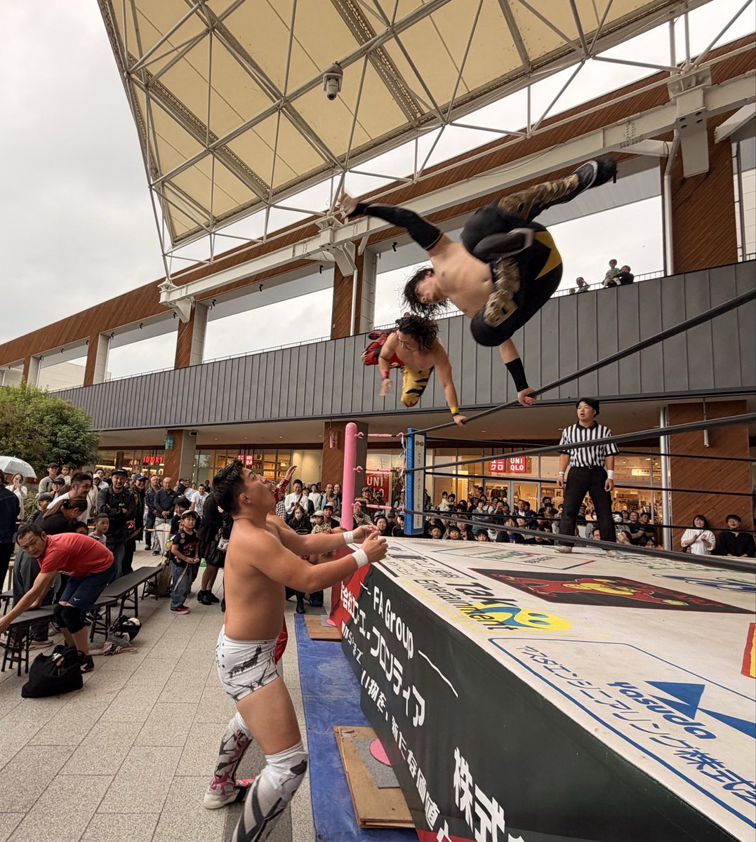 osakapro's tweet photo. 大阪プロレス ブランチ大津京大会
〜自衛隊特別コラボデー〜
第2試合 6人タッグマッチ30分1本勝負
松房龍哉&KUUKAI&●タイガースマスク vs SUZAKU&水野翔&○佐野蒼嵐
(20:41 無双)
豪華な6人タッグは蒼嵐と松房の対決で幕開け。松房が二連続ヘッドスプリングを披露するも、蒼嵐がタックルで迎撃。SUZAKUとKUUKAIは華麗なルチャ・リブレで会場を沸かせる。
水野翔とタイガースは激しい殴り合い、蹴り合いから場外乱闘へ。タイガースは会場外の階段から落とされ大ダメージ。SUZAKUのムーンサルト、蒼嵐のボディスラムを受けるも、ブレンバスターで反撃。
松房はミサイルキックでSUZAKUを場外へ落とし、KUUKAIとのコンビでプランチャの共演!SUZAKUもスワンダイブキックからスプラッシュで応戦し、松房も高速エルボーでやり返す。
KUUKAIと水野の攻防では、蹴りからスープレックス。ハイキックを切り返したKUUKAIが丸め込み、複雑なジャベへ。ブレンバスターの攻防から蹴り合い、両者ダウン。
終盤、タイガースが蒼嵐にコンボキック、投げっぱなしジャーマンからバズソーキック。三人トレインから松房の我龍天睛も炸裂!
タイガースが蒼嵐をきめにかかる。殴り合い、蹴り合う意地の攻防から、蒼嵐がラリアット!雄叫びをあげて無双!ガッチリフォール勝ち。
#大阪プロレス