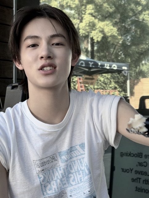seonghyrn's tweet photo. Pov : dessert with me.
“Ayo buka mulutnya, aku suapiin!”
“aaaaa….” https://t.co/qtICdS29hk