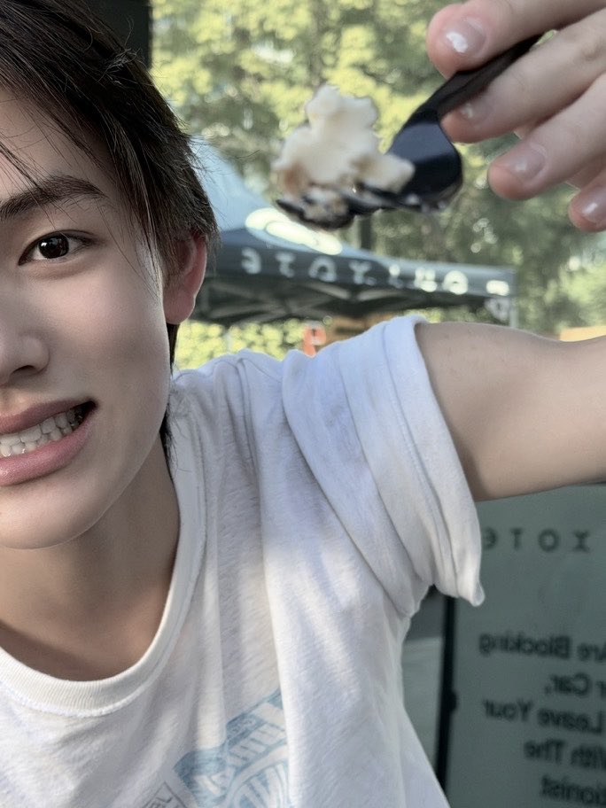 seonghyrn's tweet photo. Pov : dessert with me.
“Ayo buka mulutnya, aku suapiin!”
“aaaaa….” https://t.co/qtICdS29hk