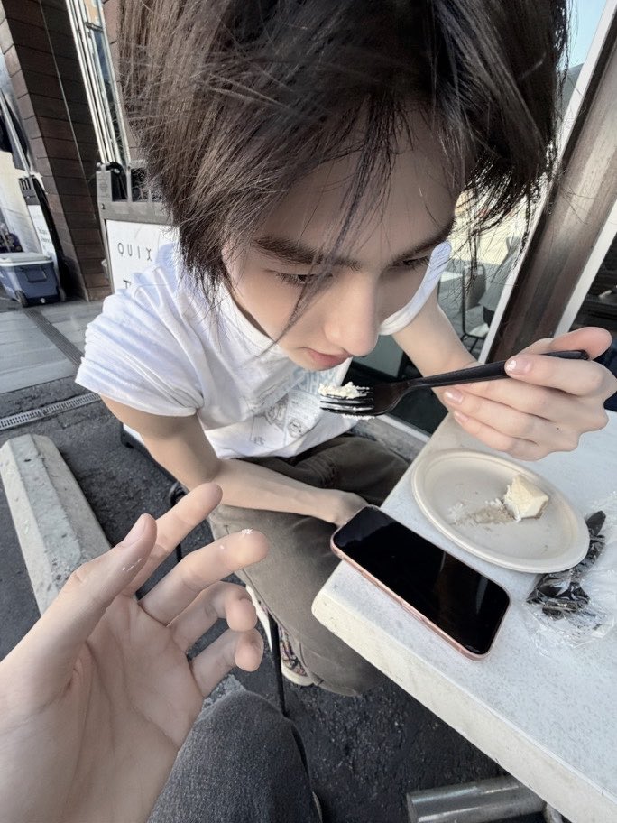seonghyrn's tweet photo. Pov : dessert with me.
“Ayo buka mulutnya, aku suapiin!”
“aaaaa….” https://t.co/qtICdS29hk
