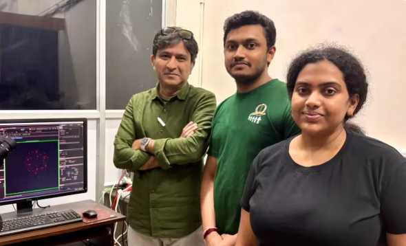 TheRocketMediaX's tweet photo. IISc scientists removed a critical part of a HUMAN CELL !

Then they used BLUE LIGHT to make it work again. 

Every time a cell divides, it has to perform an extraordinarily precise operation.

It copies its chromosomes.

Then microscopic structures called spindles help pull those chromosomes apart so each new cell gets the right genetic material.

A structure called the centrosome normally helps organise this process.

So IISc researchers did something crazy.

They engineered human cells...and then deliberately REMOVED their centrosomes.

As expected, spindle formation became defective.

Then the scientists switched on a BLUE LIGHT. 🔵
And something remarkable happened. 🧵
