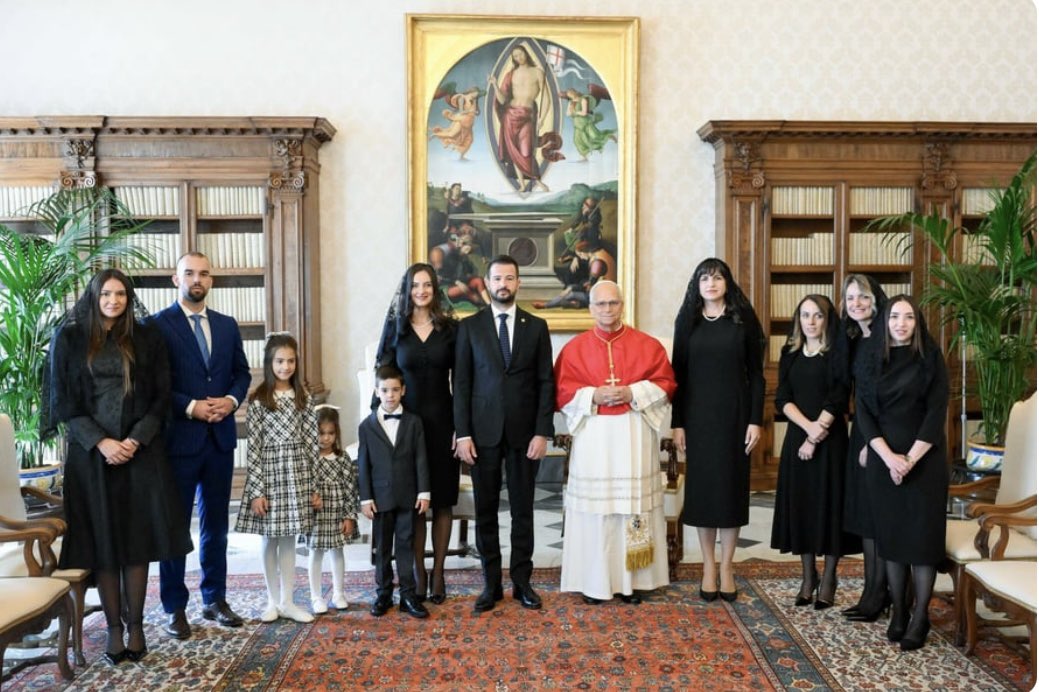 Mico_Vlahovic's tweet photo. NjESP @JakovMilatovic, jadan ne bio, ima li ko @MFA_MNE da ti reče da se đeca ne vode u državne/zvanične posjete Papi, već samo na privatne audijencije ili na ceremoniju predaje akreditiva? Ali, istina, nema ko da ti kaže, kad tvoji savjetnici i MVP pojma nemaju o tome … https://t.co/Vd69vAkQjT