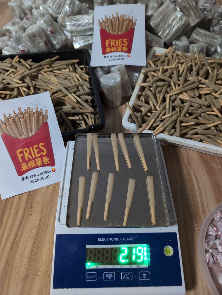 fries420cn's tweet photo. 最近发现很多人对 10g 🍃没概念，也不知道能抽多久。

图里是 78mm 卷纸。我自己测过：10g 正常松紧能卷大概 22 支。

别想着压成 10 支。那样会卷太紧，吸起来堵，基本抽不顺。

算一下就有数了： 哪怕一个人啥也不做每天抽。一支大约 0.45g 一个人一天 1 支，能抽三个星期出头 周末才来一根，一个月都未必见底 两个人分着抽，也够十来天

所以 10g 不是尝一口就没了。按能抽的松紧来卷，是能用一阵子的量。