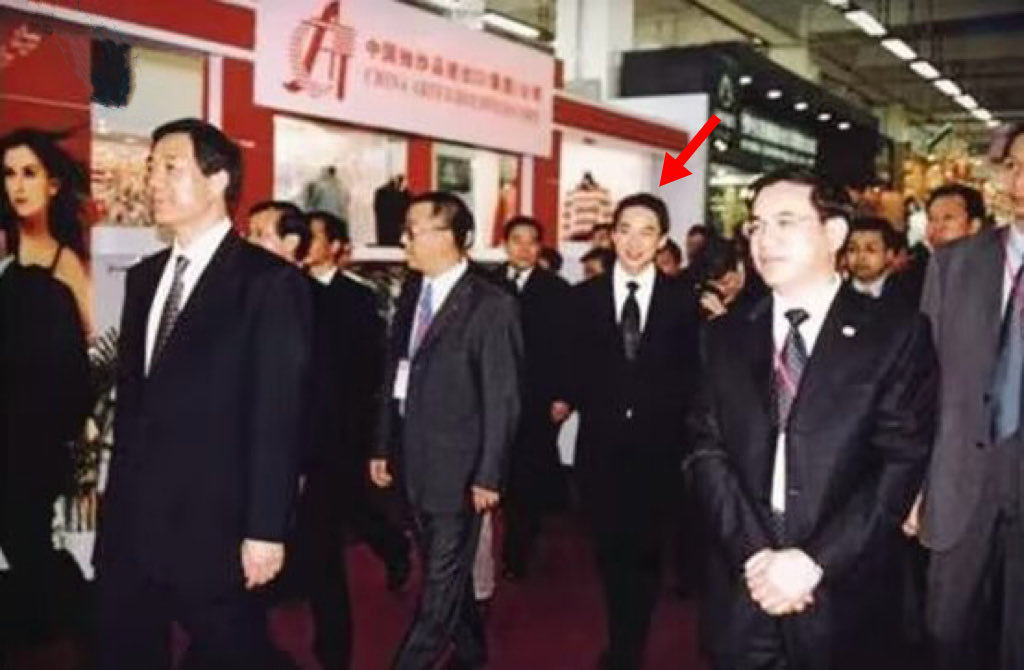 Chaiwanerib's tweet photo. @BoKuangyi @grok 庄子早在千年前就提醒，心别受力，掌声嘘声，本质上都是噪音。评论区留言看过，就过。跟一张商务部时候的瓜爹和瓜瓜的照片，少爷，加油。 https://t.co/OImO6OqoFk