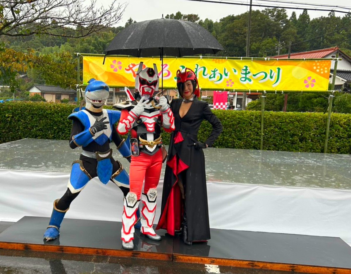 inabastar's tweet photo. やしろふれあいまつりの出動終わりました！
本日は雨天により、グリーティングのみとなってしまいましたが、沢山の方と握手・撮影会をさせて頂きました！

今日はありがとうございました☆

そして本日登場予定だった新たな『レイゾウコさん』…についてはまたの機会に… https://t.co/Tg6qaQKimT