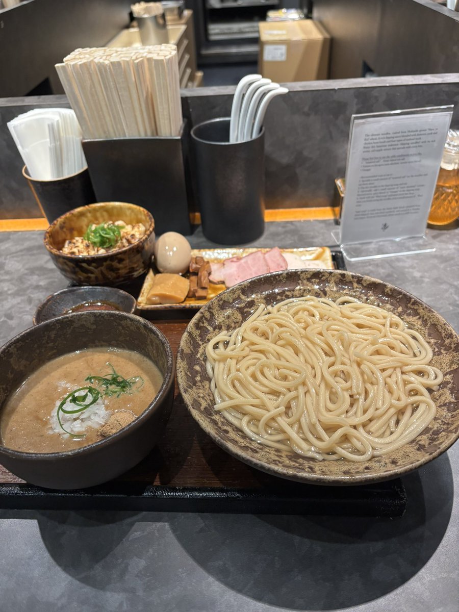 yumichanlog's tweet photo. 📍 遷sen
池袋駅から徒歩約2分。王様のブランチで話題の行列ができる絶品つけ麺✨もっちり麺に濃厚で旨味たっぷりスープがよく絡みました��！
食券購入後に並ぶ＆現金のみなので、そこは注意です⚠️ #PR #池袋グルメ #池袋 #ikebukuro https://t.co/VpUVAA0V7N