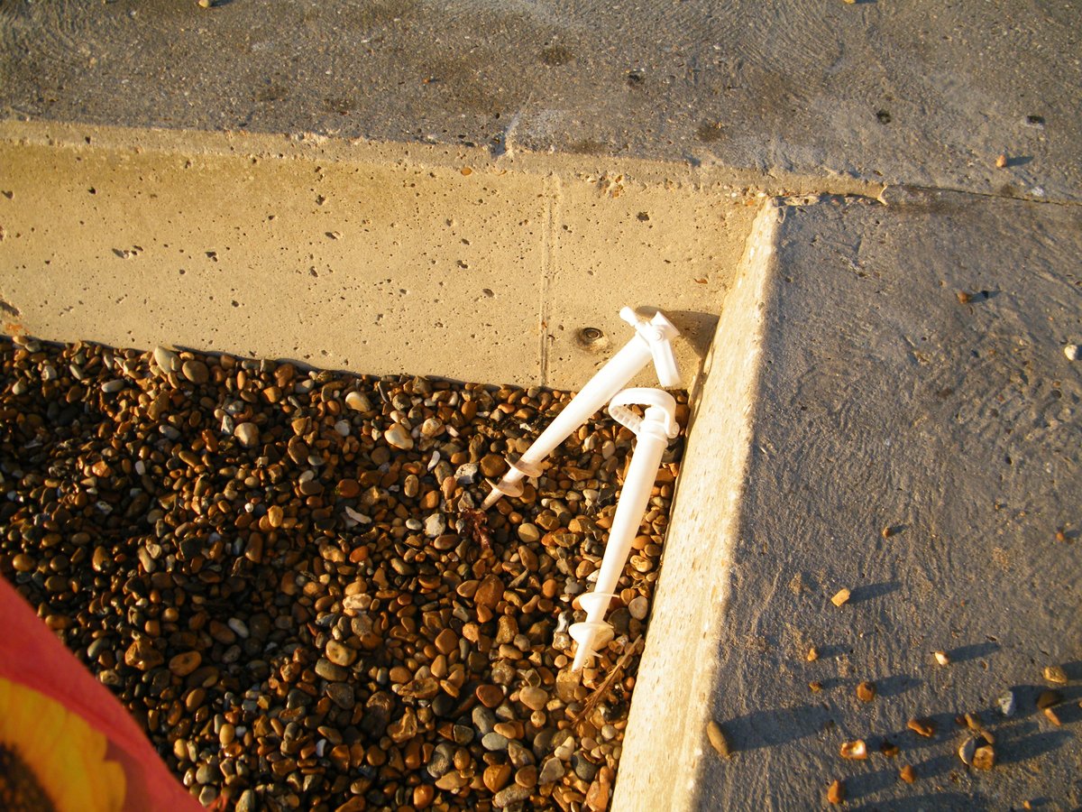 jonnyald's tweet photo. down at Felixstowe beach #shingle #concrete #lost #plastic https://t.co/BryOJOUv6c