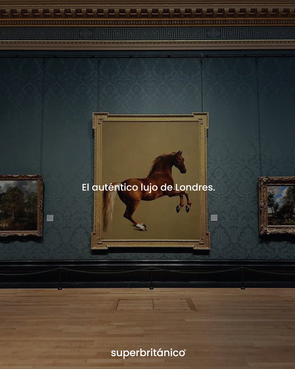 Superbritanico's tweet photo. Si hay algo que me encanta de Londres es que la ciudad ofrece lujos que no cuestan nada.

Entrar en el British Museum, la National Gallery, la Tate Modern, el Victoria & Albert o el Natural History Museum sin pagar entrada es uno de ellos.

Pero, ¿por qué los museos de Londres son gratuitos?

El acceso libre a los grandes museos nacionales británicos no es una casualidad ni una estrategia turística; es una decisión política y cultural.

Aunque algunas instituciones ya tenían una larga tradición de puertas abiertas, durante los años 80 y 90 varias comenzaron a cobrar entrada.

En 2001, el gobierno recuper�� el acceso universal sin coste a las colecciones permanentes de los museos nacionales financiados por el Estado.

El objetivo era claro: democratizar la cultura. Que contemplar la Piedra de Rosetta, el escritorio de Jane Austen o el esqueleto del extinto dodo no dependiera de la clase social.

Y vaya si funcionó. Durante la primera década de la medida, las visitas a los museos londinenses que anteriormente cobraban entrada aumentaron más de un 150 %.

Eso no significa, evidentemente, que mantenerlos no cueste dinero; reciben financiación pública y generan además ingresos mediante exposiciones temporales, tiendas, cafeterías, membresías, donaciones y otras actividades.

Y aquí está el pequeño matiz: cuando decimos que los museos de Londres son gratis, hablamos normalmente de sus colecciones permanentes. Las exposiciones temporales suelen ser de pago.

Ante los problemas de financiación del sector, en los últimos meses se planteó la idea de cobrar entrada a los visitantes extranjeros.

Gracias a Dios, el Gobierno británico confirmó la semana pasada que no lo hará.

En el Reino Unido se considera que facilitar el acceso a la cultura forma parte de la propia función pública de estos museos.

No se entiende como un regalo, sino como una forma de garantizar que ese patrimonio siga siendo de todos.

En una ciudad donde casi todo es bastante caro, poder entrar en la National Gallery simplemente para detenerte ante Whistlejacket, el imponente caballo de George Stubbs que parece salirse del lienzo, me parece el auténtico lujo de Londres.