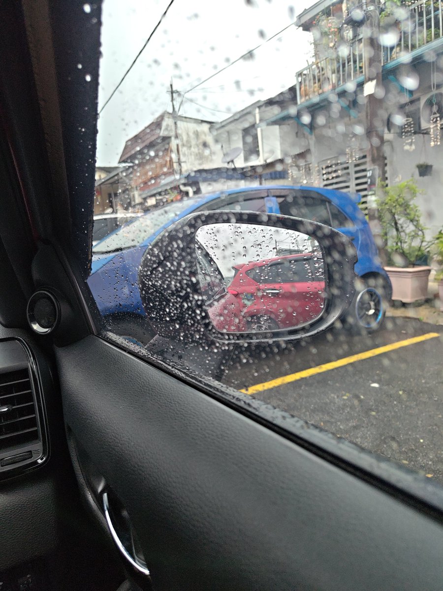 roy_809317's tweet photo. Raining ⛈️ https://t.co/eyFZs8RSgv