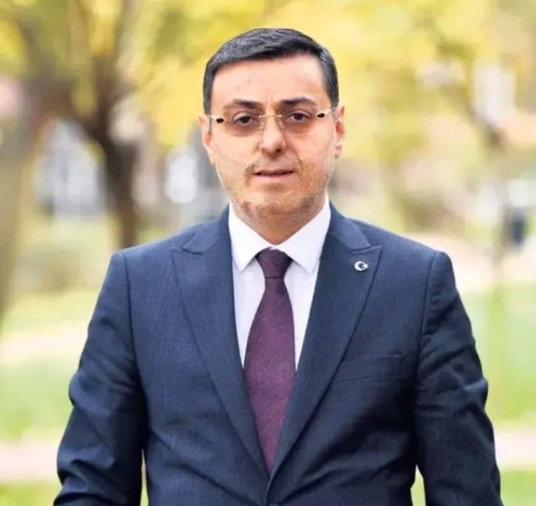 TanselCiftcii's tweet photo. AK Parti Milletvekili Serkan Bayram'dan fon kriziyle ilgili çok çarpıcı iddialar: Dokunulmazlar uğruna ülkeyi krize soktular. Ekonomiye zararı 100 milyar dolar.

AK Parti İstanbul Milletvekili ve TBMM Güvenlik İstihbarat Komisyonu Başkanvekili Serkan Bayram, Sözcü'ye konuştu:

•Adalet hepimize lazım. Ben yaptıysam bana da gereğini yapın kardeşim.

•Ucu kime dokunacaksa dokunsun. Bana mı, ona mı, temizlensin.

•Reis alacak neşteri. Serkan sen mi yaptın; uçur, virüsleri temizlesin.

•Reis partiyi kapatsa daha çok oy alır.

•Türkiye'de sosyal patlama olur. Toplum inanılmaz rahatsız.

•Olay çok büyük. Ekonomiye zararı 100 milyar dolar. Borsa tepetaklak.

•Zehra Taşkesenlioğlu olayında SPK üzerine gitseydi, bugün bu olmazdı.

•Hayati beyin oğlunun üzerine tedbiri koyuyorsun, sonra hemen kaldırıyorsun. Ya koyma, ya kaldırma kardeşim.

•Adaleti paspas etmeye kimsenin hakkı yok.

•Sahada kazanamadığını masada kazanmak.. Bu mu, utanıyorum. Bileğimizin gücüyle kazanacağız.

•İşadamları, yargıçlar beni arıyor. Arayanların isimlerini bilsen, şok olursun.

•Ülkenin sahibi biz değiliz, sahip millet biz hamalız.

•2024 seçimlerinde genel merkez ahbapçılık yaptı, bir sürü yeri kaybettik.

•Milleti hizaya getirme, hizmet et. TC bizim tapulu malımız, yok öyle bir şey.

•İki yıl sonra seçim gelecek, millet bize gerekeni yapar.

•Ben bunlar ihanet şebekesi dedim. Toplumda infial var. Korkudan konuşamıyorlar.

•Özel uçakla Hacca giden kim? Devlet arkamızda görüntüsü veren kim? Milletten özür dilesinler.

•Partimiz gerçek anlamda aklansın.

•Bir sürü engelli kardeşimizin hakkını elinden aldı. Fatma Betül yesin diye mi?

•Arkadaş Maliye Bakanlığı hesap açmış, makbuz gönderirsin.

•Genel başkan yardımcılarından var deniyor, bürokrasiden var deniyor, bakan yardımcılarından var deniyor.

•Adaletin olmadığı bir yerde yatırım olmaz. Yabancı sermaye gelmez. Gelmiyor da kaçıyor, yazık.

#DUH #FNT #HAT #HDA #HDK #HEH #HFI #HIM #HKJ #HKM #HKP #HYV #HPH #KSA #PUSULA #TERA #PNU #TP2 #TLY #THF #FSU #PSE #PRY #DOH #TLV #BİST100

#HerFonaAnaPara 
#AnaParaÖdemeTarihi