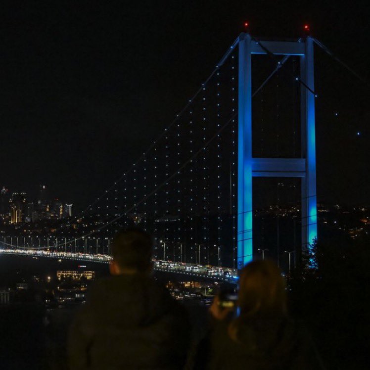 siyahsancakx's tweet photo. ⚫️ 15 Temmuz Şehitler Köprüsü, 3 Ekim Türk Dünyası Günü’nde Türk’ün rengi turkuazla aydınlatıldı. https://t.co/0uT0nR4nem