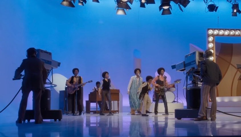 mayoneedko's tweet photo. #細かすぎて伝わらない映画マイケル好きなシーン 
ABCをスタジオで歌うシーンで踊るマーロンとマイケルの後ろでジャッキーがパチパチと拍手しているのがなんともキュートすぎる！ぜひ、劇場でジャッキーに注目！
#映画マイケル https://t.co/DIWhj44Puu