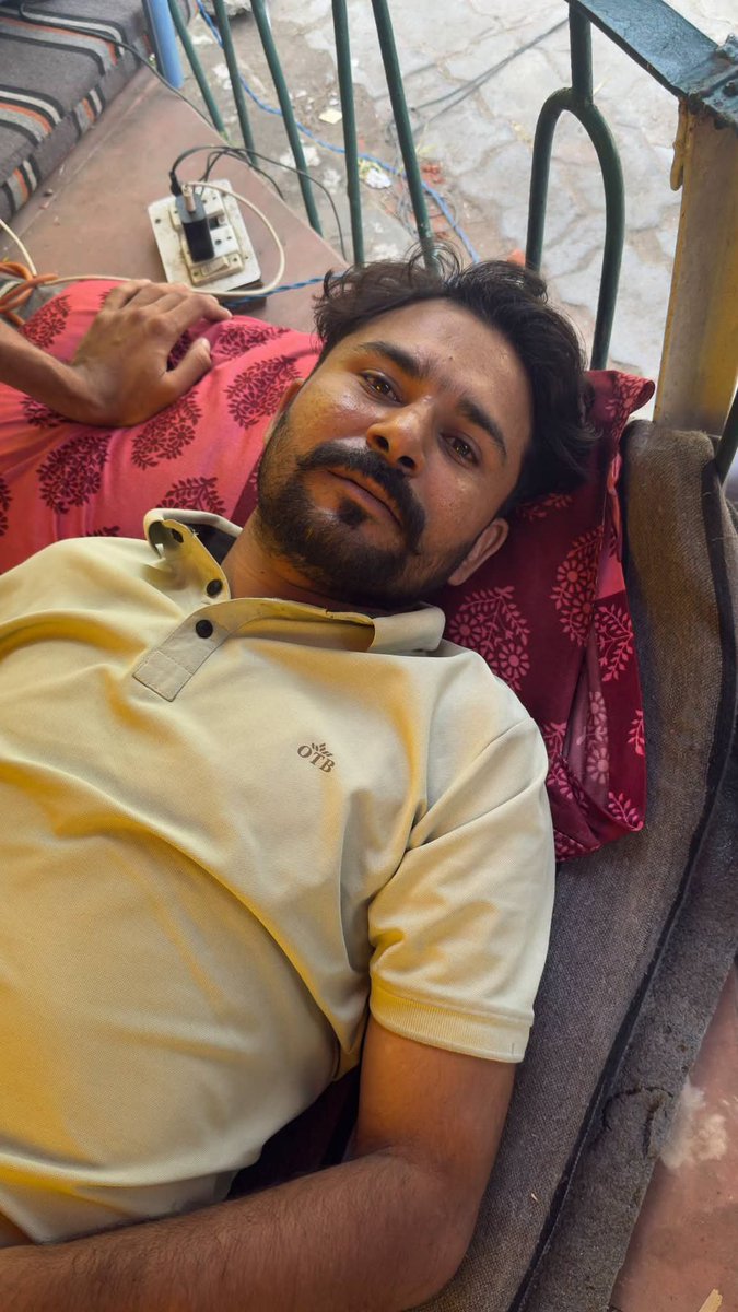 shafee79357's tweet photo. अलीगढ़ मुस्लिम विश्वविद्यालय में छात्रसंघ की बहाली की मांग को लेकर छात्र 21 सितंबर से अनिश्चितकालीन भूख हड़ताल पर हैं।

यह बेहद चिंताजनक है कि अपनी लोकतांत्रिक मांगों के लिए आवाज उठाने वाले छात्रों पर एफआईआर और निलंबन की कार्रवाई की जा रही है।इस दौरान लगातार अनशन के कारण उनकी https://t.co/FjCTIQax6U