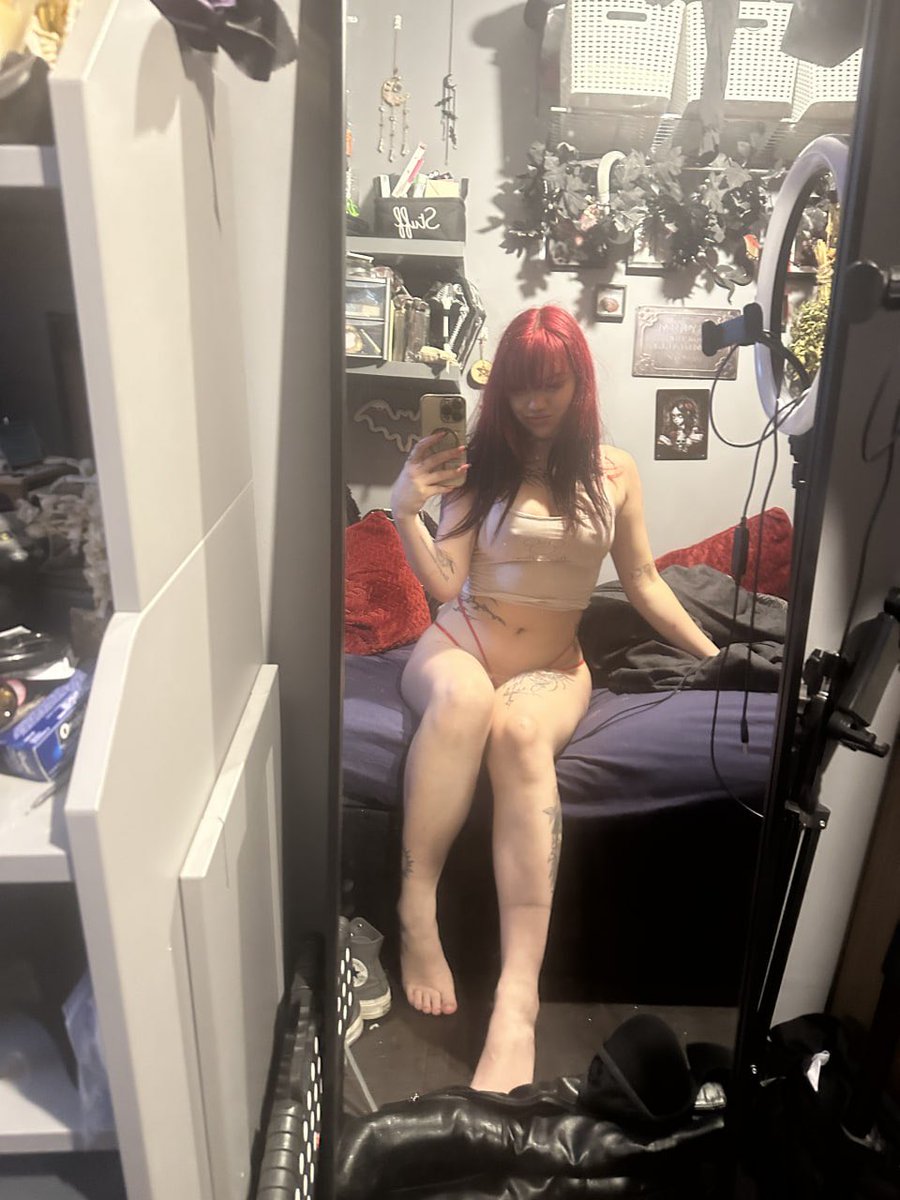 Del11ghtys's tweet photo. the mirror was obsessed so i brought it to the timeline 🪞 https://t.co/seoMpKOrtW