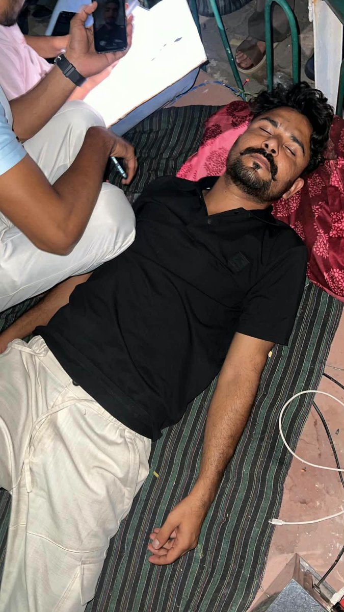 shafee79357's tweet photo. अलीगढ़ मुस्लिम विश्वविद्यालय में छात्रसंघ की बहाली की मांग को लेकर छात्र 21 सितंबर से अनिश्चितकालीन भूख हड़ताल पर हैं।

यह बेहद चिंताजनक है कि अपनी लोकतांत्रिक मांगों के लिए आवाज उठाने वाले छात्रों पर एफआईआर और निलंबन की कार्रवाई की जा रही है।इस दौरान लगातार अनशन के कारण उनकी https://t.co/FjCTIQax6U