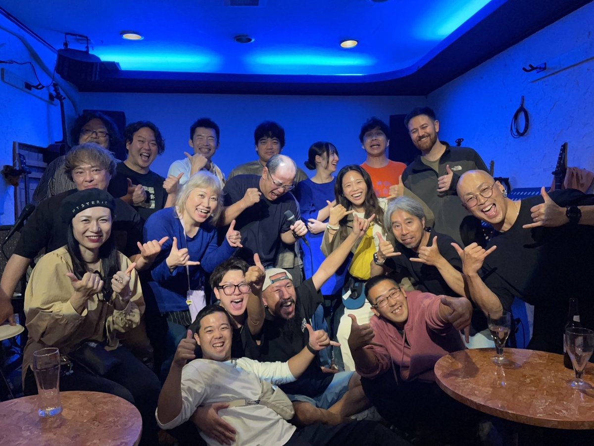 yutalinhof's tweet photo. 昨日はおとやにて、ナベさん企画「VIBES vol.1」でした。なんだか距離感の近い、とてもナベさんらしいイベントで、車で来たのがもったいないくらいでした。
来月も栃木に参ります。何度でも参ります。ありがとうございました！
※引用:Kiyoshiさん写、珍しくワイルドマウンテンゴリラっぽい中島 https://t.co/cnLoN4Kgh3