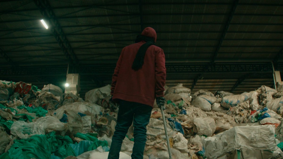Siyad_'s tweet photo. “SİYAD En İyi Film ödülünü, Batı'nın çöplüğü haline getirilmeye çalışılan bir coğrafyada suça sıkıştırılmış çocukların çıkışsızlığını, sinematografik olarak başarılı bir şekilde anlatan; ilk film olması açısından da dikkat çeken Ölü Köpekler Isırmaz filmine veriyoruz.” https://t.co/7gEBosHt0q