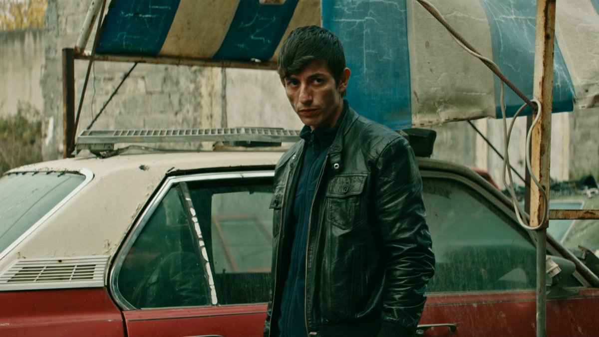Siyad_'s tweet photo. “SİYAD En İyi Film ödülünü, Batı'nın çöplüğü haline getirilmeye çalışılan bir coğrafyada suça sıkıştırılmış çocukların çıkışsızlığını, sinematografik olarak başarılı bir şekilde anlatan; ilk film olması açısından da dikkat çeken Ölü Köpekler Isırmaz filmine veriyoruz.” https://t.co/7gEBosHt0q
