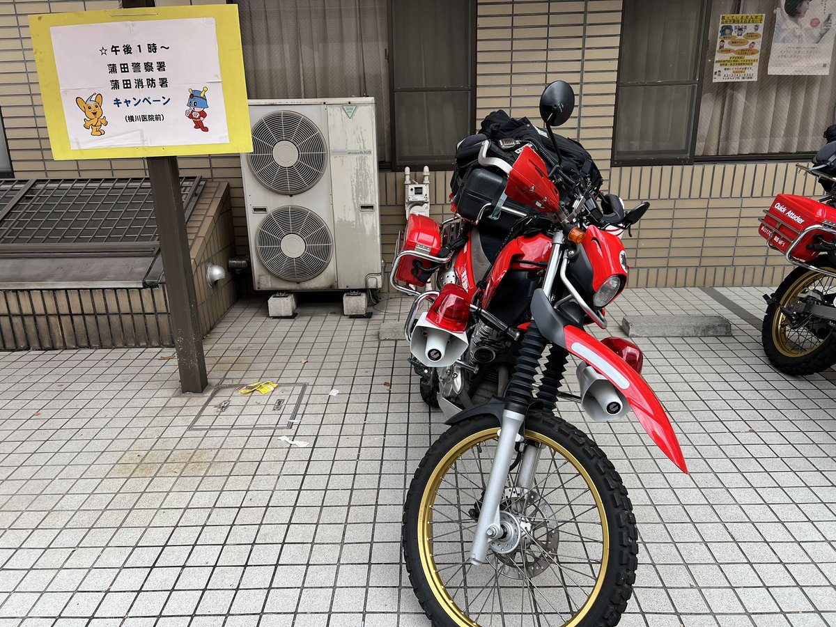 shuuu1983's tweet photo. 消防車が来ると聞いて、ハシゴ車期待して子どもを連れて行ったらバイクだった。 https://t.co/nBMSzmPlIG