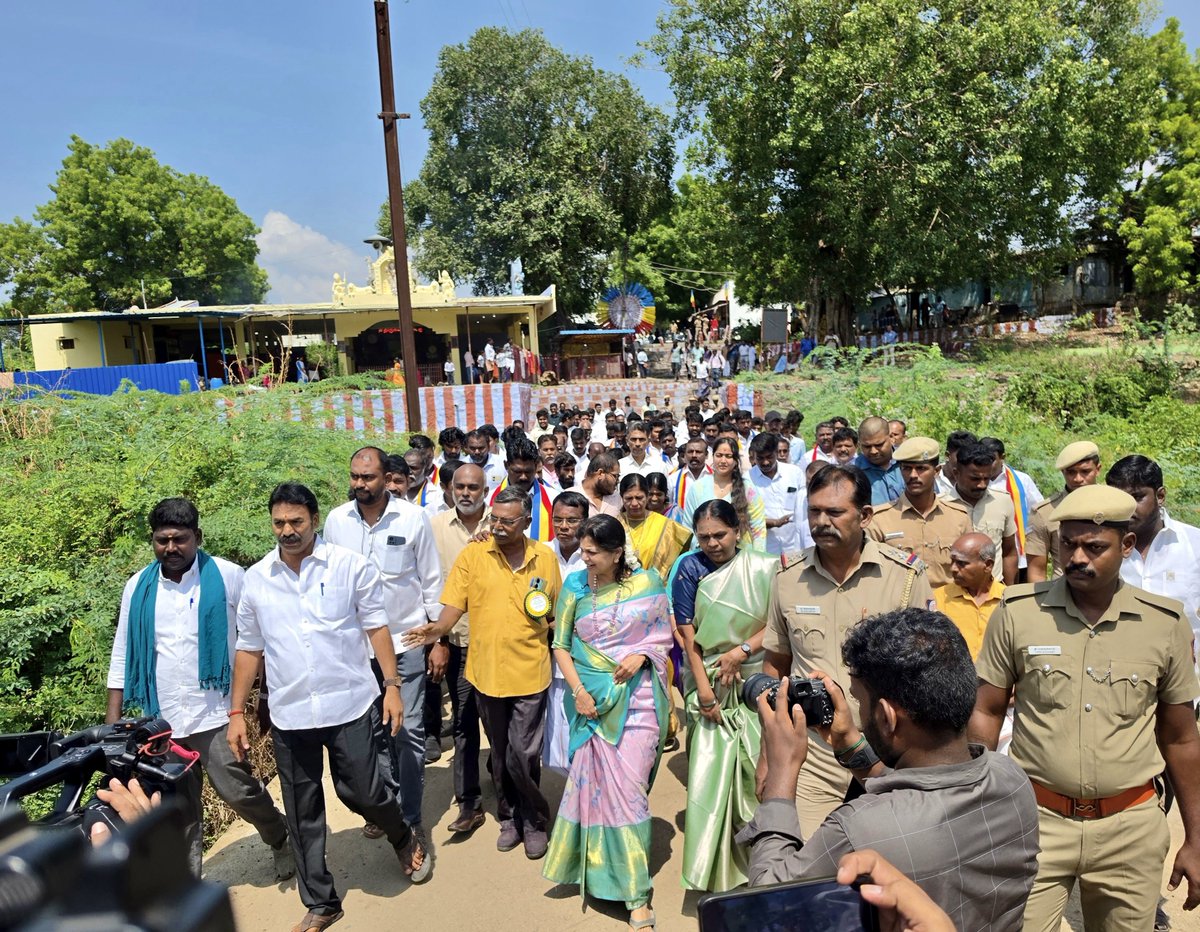 Sowmiyanbumani's tweet photo. திருநெல்வேலி - தாமிரபரணி படித்துறையில் கழிவுநீர் கலக்கப்படுவதை, நேரில் பார்வையிட்டு, பொதுமக்களின் கோரிக்கைகளை கேட்டறிந்து செய்தியாளர்களை சந்தித்தபோது.

இந்நிகழ்ச்சியில் சென்னைவாழ் நெல்லை மக்கள் நல சங்கத் தலைவர் M.சைமன் ஜெயக்குமார், பொதுச்செயலாளர் C.சங்கர்மணி, எழுத்தாளரும், நிகழ்ச்சி ஒருங்கிணைப்பாளருமான முத்தாலங்குறிச்சி காமராசு அவர்கள் உள்ளிட்ட சுற்றுச்சூழல் ஆர்வலர்கள், பாமக நிர்வாகிகள் பங்கேற்றனர்.!

#thamirabarani #Thirunelveli #PMK #sowmiyaanbumani