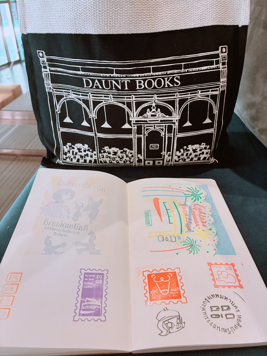 maliluzi's tweet photo. ロンドンのDaunt Booksのトート(小)、洋書を横に入れても縦にいれてもちょうどフィットするサイズで良い✨大きいサイズも買ってくればよかったな〜
今日はスタ活にこのトートと今読んでいる洋書を連れて行った😆
#洋書を読む
#洋書垢 https://t.co/8Vx2CTs26J