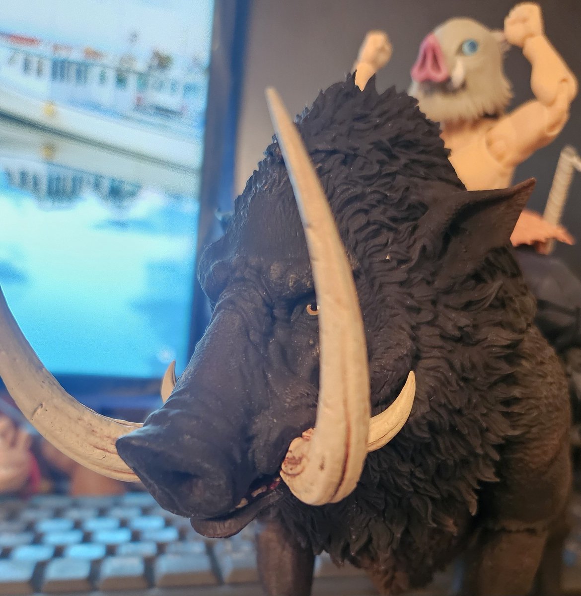 scpsw's tweet photo. 今日の成果(その3)
フィギュアーツの伊之助 下の毛皮がめっちゃ取れる ストレス！
イノシシフィギュアが増えるのはいいですね 下のコイツはなんか顔が怖いイノシシのフィギュア https://t.co/isxE5hhgNU