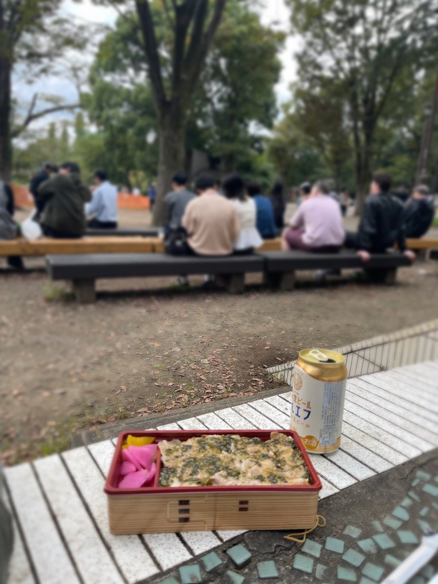 birisuke's tweet photo. 日曜日の井の頭公園の混雑を舐めておった。
座るとこなくてステージで一人ピクニック https://t.co/UqL5mt3jDU