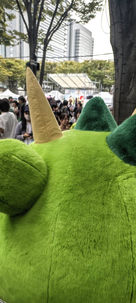 KazukiHaneda's tweet photo. オンライン投票で64日毎日一日一票欠かさず投票。現地でも2枚のコイン×3ポイントを2日間で12ポイント。76票ヌゥに全力投票した上に最後、投票締切までさいたま市職員さんと必死の呼びかけ参戦！
公職選挙法とか気にしなくていいので投票コインを受け取る列からそのままヌゥのブースへ列を誘導。
最初から選挙プランナーとしてハネダを指名してくれれば1位取れたのに、、、と言いつつこの後の結果発表どうなるか？
オマケで謎の画角のヌゥシリーズ。